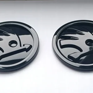 Wyprzedaż 2 szt. SKODA emblemat logo 3D znaczek 90 mm czarny połysk na maskę/klapę
