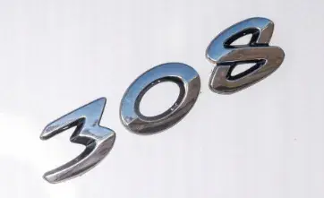 Popularny EMBLEMAT LOGO ZNACZEK LITERKI NAKLEJKA NAPIS DO AUTA PEUGEOT 308 SREBRNY