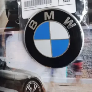 ZNACZEK EMBLEMAT BMW E81 82MM KLAPA 2 PIN 51147057794 Wyprzedaż