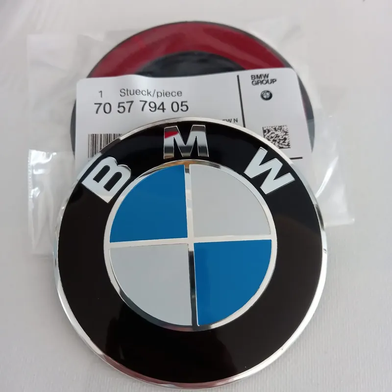 Oryginalny ZNACZEK EMBLEMAT BMW F10 F11 ŚREDNICA 82MM MASKA 2 PIN 51147057794