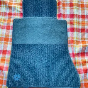 Oryginalny dywanik rypsowy Mercedes-Benz W124 S124 C124 A124 Zamów teraz